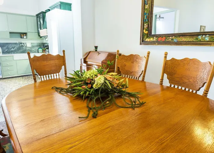 Sea View Penthouse With Roof Garden Апартаменты *